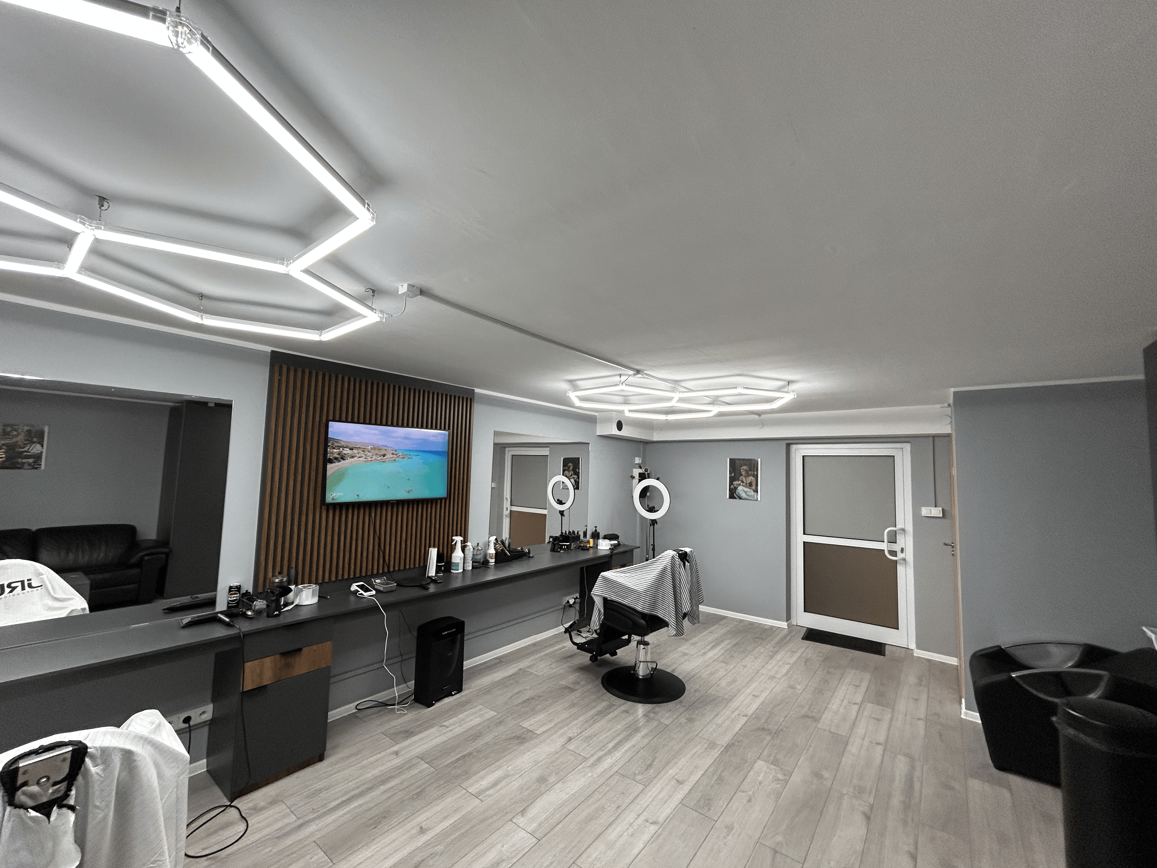 Wnętrze Sigma Barbershop — stanowiska pracy